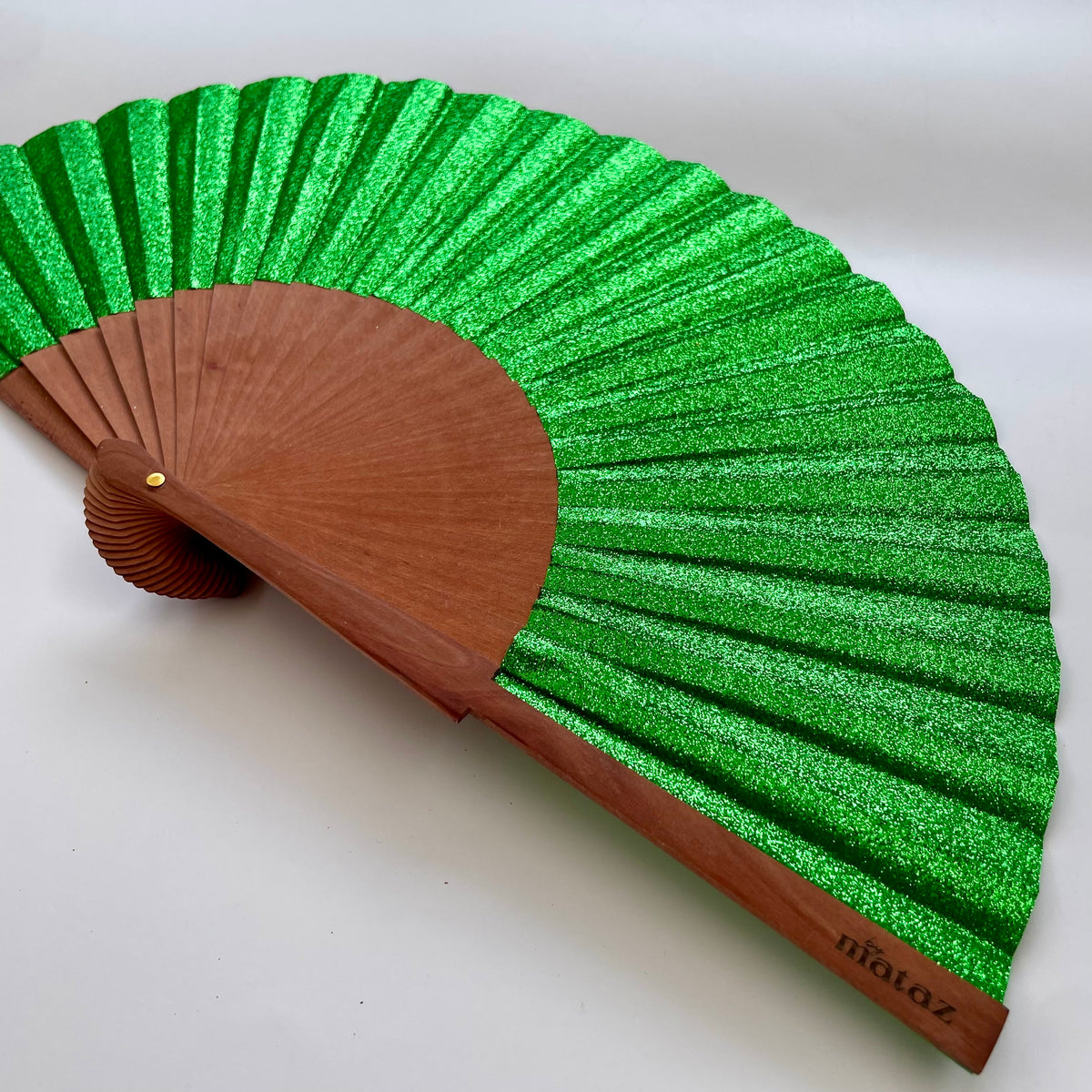 NOUVEAUTÉ - ÉVENTAIL PAILLETÉ GREEN DIVA – éventail by mataz